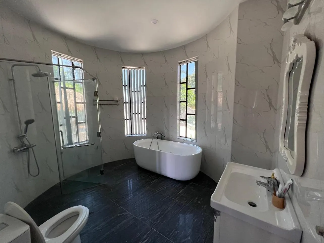 New Luxury Villa - Venuestay Hoi An